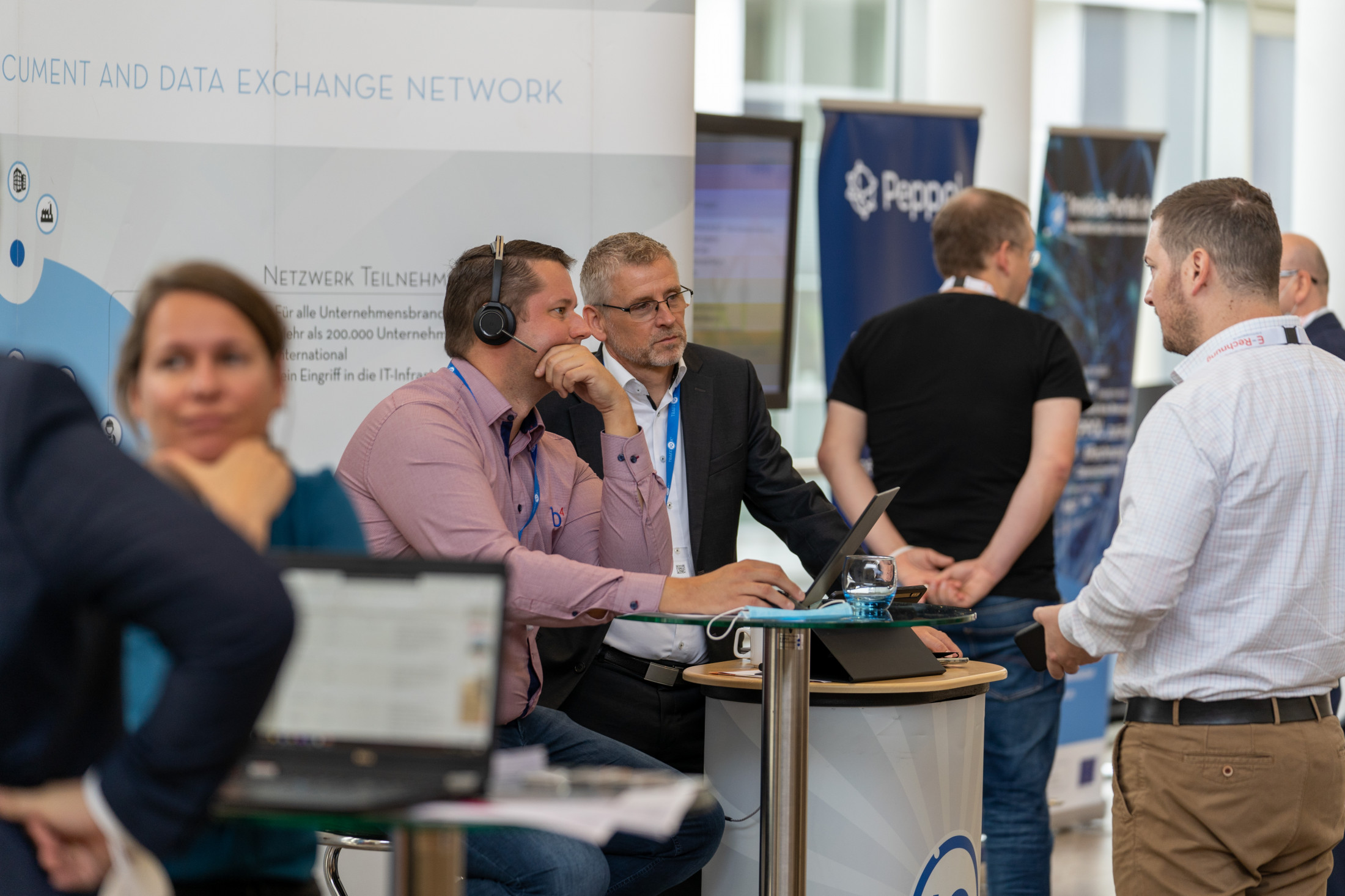 Mehrere Personen an einem Messestand