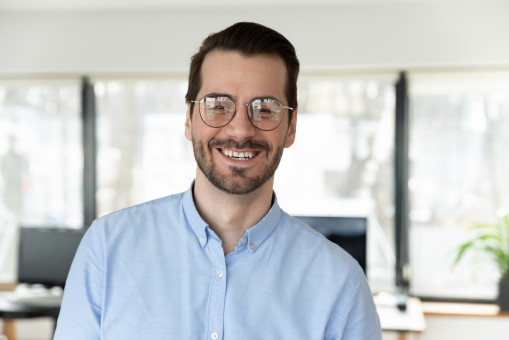 Portrait eines jungen Mannes im Büro