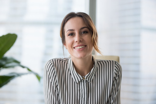 Portrait einer jungen Frau im Büro