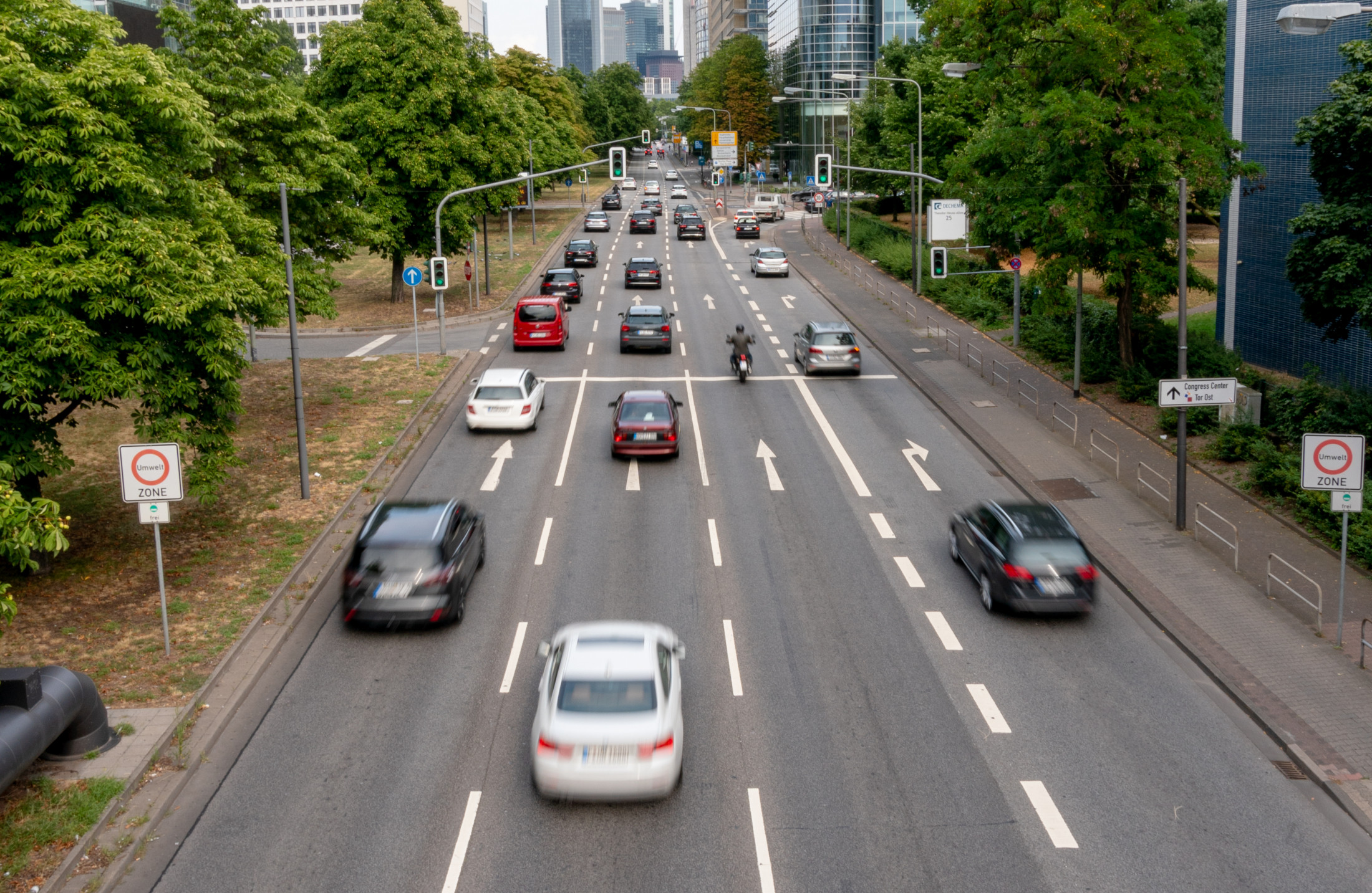 Autos auf einer mehrspurigen Straße in der Stadt