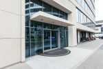 Eingang zu einem Verwaltungsgebäude